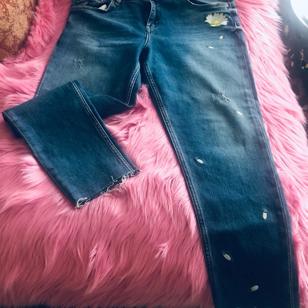 🌻NWOT ZARA JEANS WITH EMBROIDERED FLOWERS - SIZE 12🌻